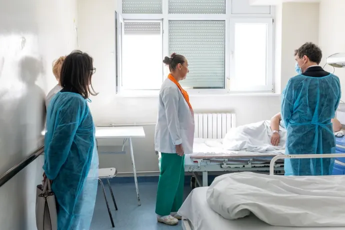Az államfő sajtótájékoztatót is tartott és meglátogatta a kórházban ápolt sebesülteket – Fotó: államelnöki hivatal / Presidency.ro