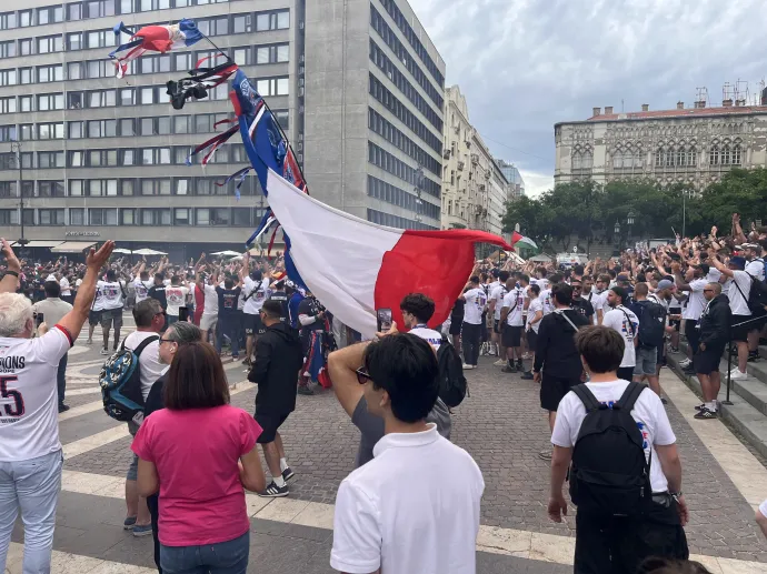 Paris Saint-Germain-szurkolók a Bazilikánál – Fotó: Alföldi Dániel István / Telex; Bicsérdi-Fülöp Ádám / Telex