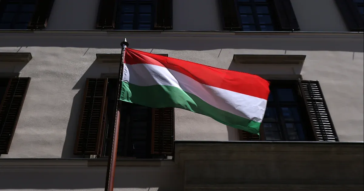 Kitépték egy ballagó diák nyakából a magyar zászlót Szabadkán, majd a városközpontban eléggették