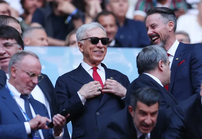 Stan Kroenke (napszemüvegben) a budapesti BL-döntőn, a második fotón látszik, hogy Magyar Péterhez közel nézi a mérkőzést – Fotó: Phil Noble / Reuters