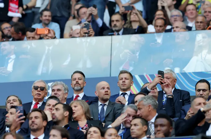 Stan Kroenke (napszemüvegben) a budapesti BL-döntőn, a második fotón látszik, hogy Magyar Péterhez közel nézi a mérkőzést – Fotó: Phil Noble / Reuters