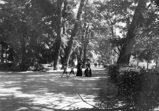 Sétány 1909-ben – Fotó: Fortepan / Cholnoky Tamás és a sétatéri tó 1910-ben – Fotó: Fortepan / Magyar Földrajzi Múzeum / Kerekes J. Zoltán