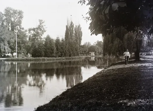 Sétány 1909-ben – Fotó: Fortepan / Cholnoky Tamás és a sétatéri tó 1910-ben – Fotó: Fortepan / Magyar Földrajzi Múzeum / Kerekes J. Zoltán