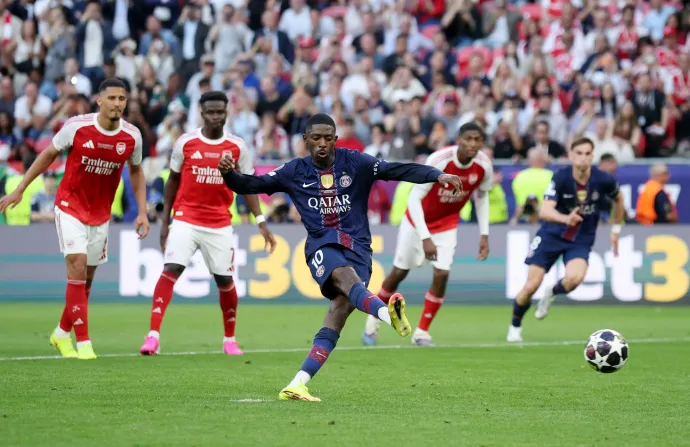 A Paris Saint-Germain játékosa, Ousmane Dembélé tizenegyesből szerezte csapata első gólját – Fotó: Phil Noble / Reuters