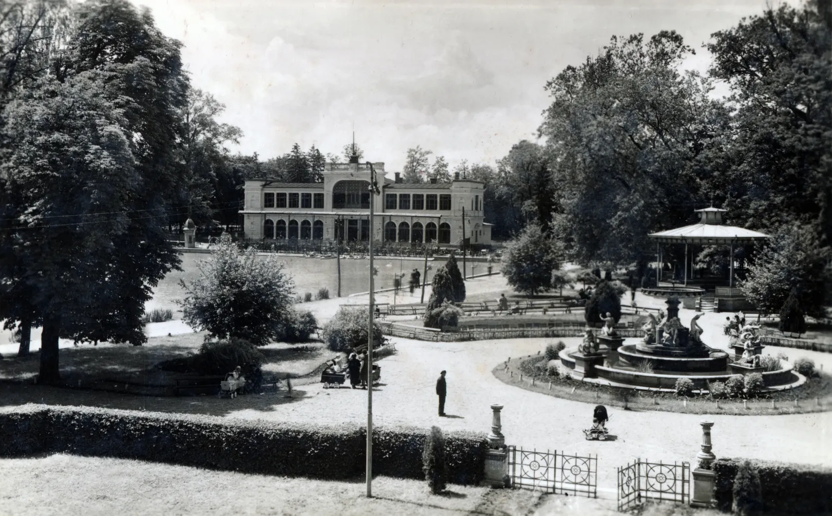 A Pákei Lajos tervezte korcsolyapavilon és a szökőkút 1941-ben – Fortepan / Handa család