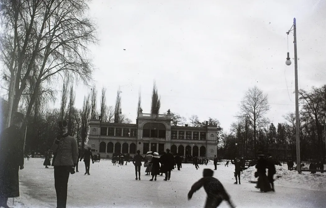 Korcsolyázók a sétatéri tavon 1914-ben – Fotó: Fortepan / Magyar Földrajzi Múzeum / Kerekes J. Zoltán