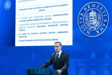 Annyira veszik a forintot és a magyar államadósságot, hogy az egész világgal szembemehet az MNB