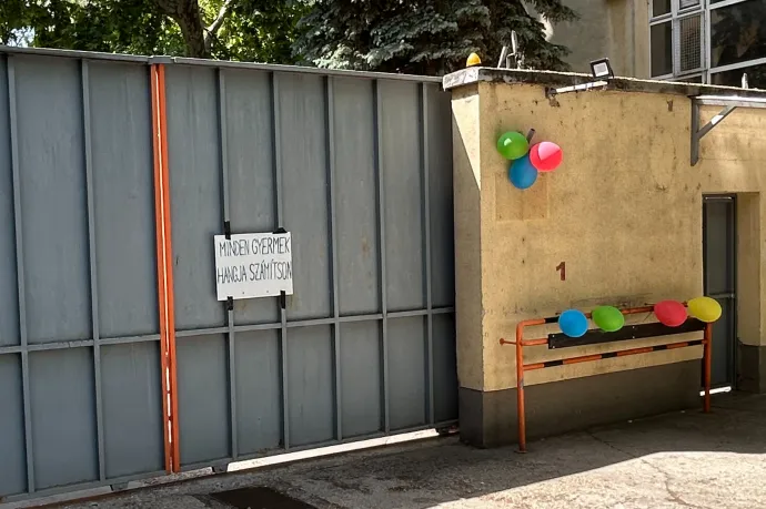 „Minden gyermek hangja számítson” – ezt a feliratot helyezték ki a bezárt Szőlő utcai javítóintézet kapujára