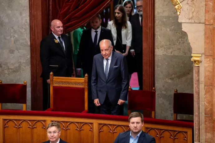 Magyar Péter hétfő reggel meglátogatja a lemondásra felszólított Sulyok Tamást