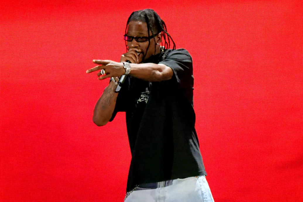 Szoboszlai és Azahriah mellett kisebb pánik is volt Travis Scott csepeli buliján, a rapper késett, a bútorok repkedtek