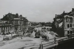 Az amerikai bombázók ötven perc alatt romhalmazzá változtatták Kolozsvárt – a Fotofilm képein idézzük fel a város '44-es bombázását