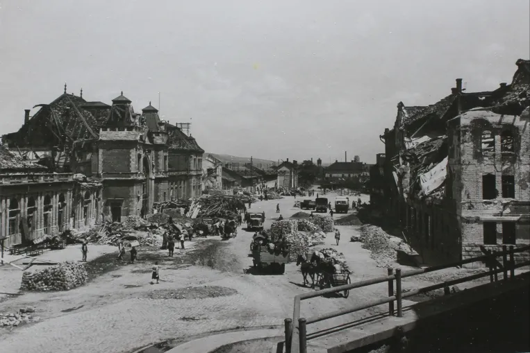 Az amerikai bombázók ötven perc alatt romhalmazzá változtatták Kolozsvárt – a Fotofilm képein idézzük fel a város '44-es bombázását
