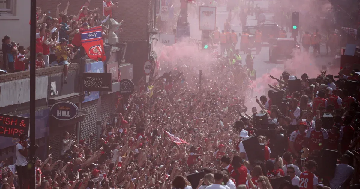 Az Arsenal szurkolói ünneplése a Premier League győzelme után London utcáin Az Arsenal szurkolói ünneplése a Premier League győzelme után London utcáin