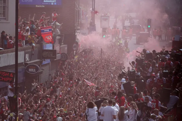 Százezrek nézték, ahogy az Arsenal férfi és női bajnokcsapata buszokon parádézik Londonban