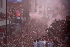 Százezrek nézték, ahogy az Arsenal férfi és női bajnokcsapata buszokon parádézik Londonban