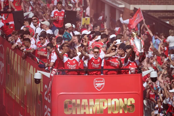 Százezrek nézték, ahogy az Arsenal férfi és női bajnokcsapata buszokon parádézik Londonban