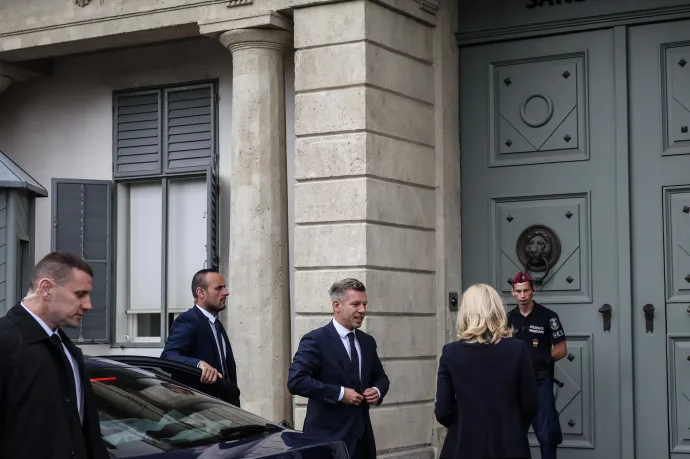 Magyar Péter megérkezett a Sándor-palotába