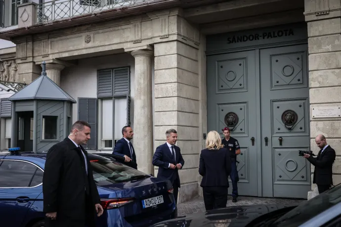 Magyar Péter megérkezett a Sándor-palotába