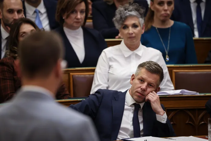 Magyar Péter hallgatja Gulyás Gergelyt – Fotó: Huszti István / Telex