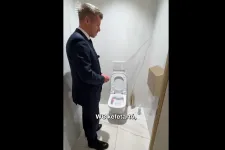 Magyar Péter megmutatta az MNB-székház hírhedt „aranyvécéit”