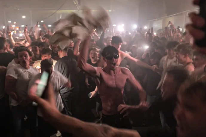 Egyszer csak a fejemen landolt egy kerti bútor – ilyen volt Travis Scott budapesti bulija