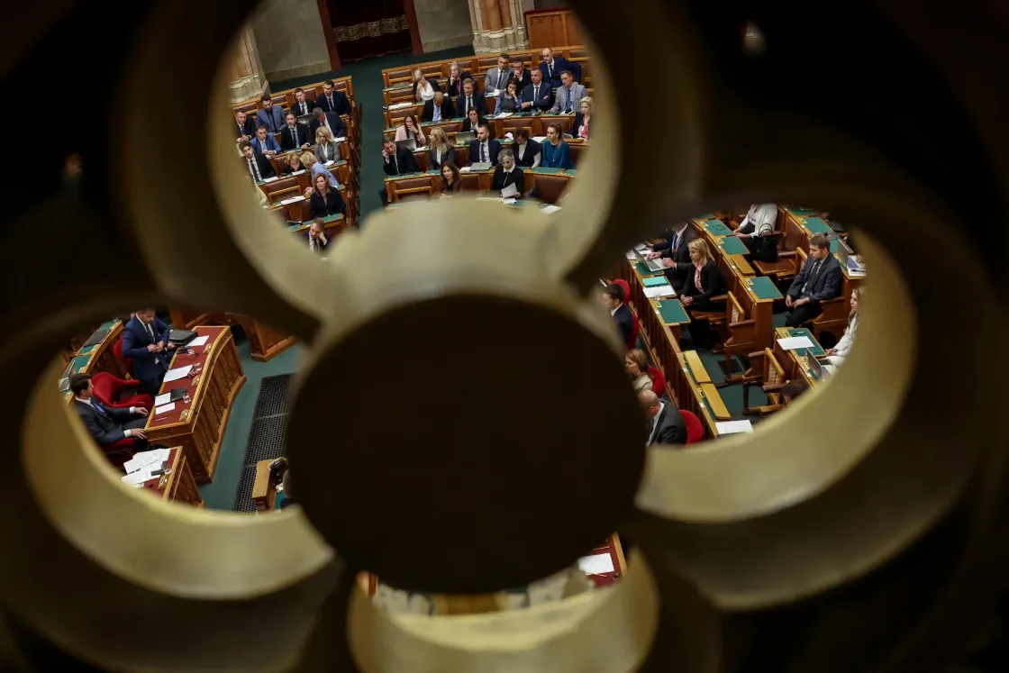 Magyar Péter váratlan ajándéka, egymásra mutogatás és a katázás ígérete – ez történt a parlament hétfői ülésén