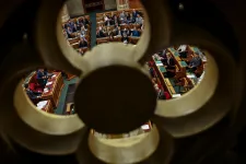 Magyar Péter váratlan ajándéka, egymásra mutogatás és a katázás ígérete – ez történt a parlament hétfői ülésén