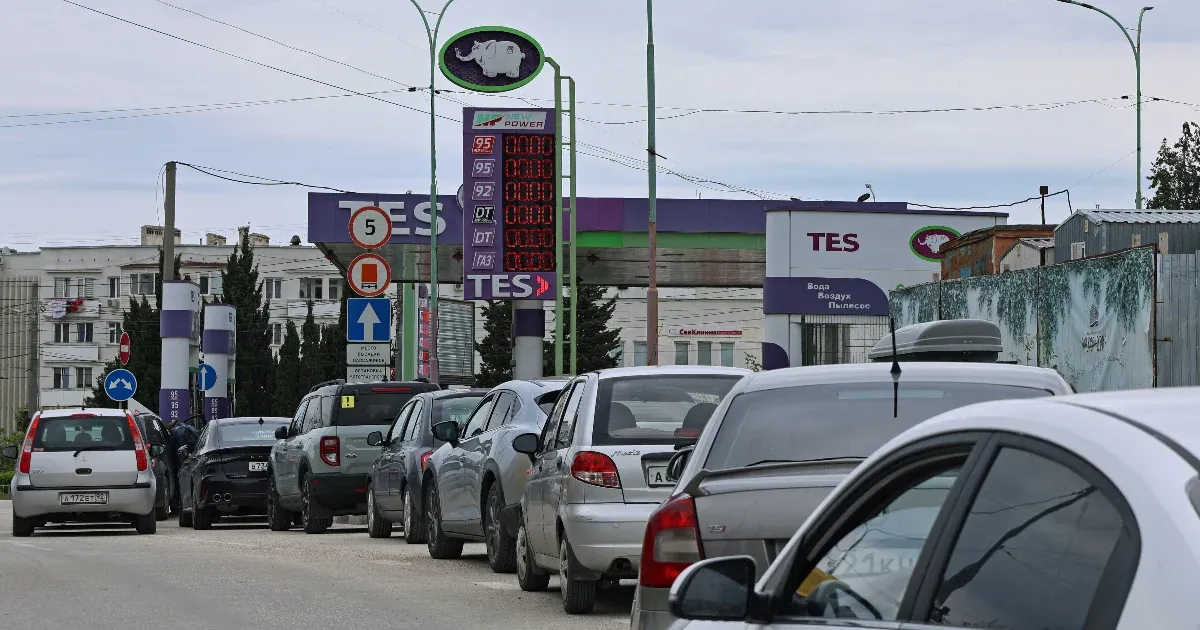 Üzemanyaghiány és jegyrendszer bevezetése a Krímen az ukrán dróntámadások miatt