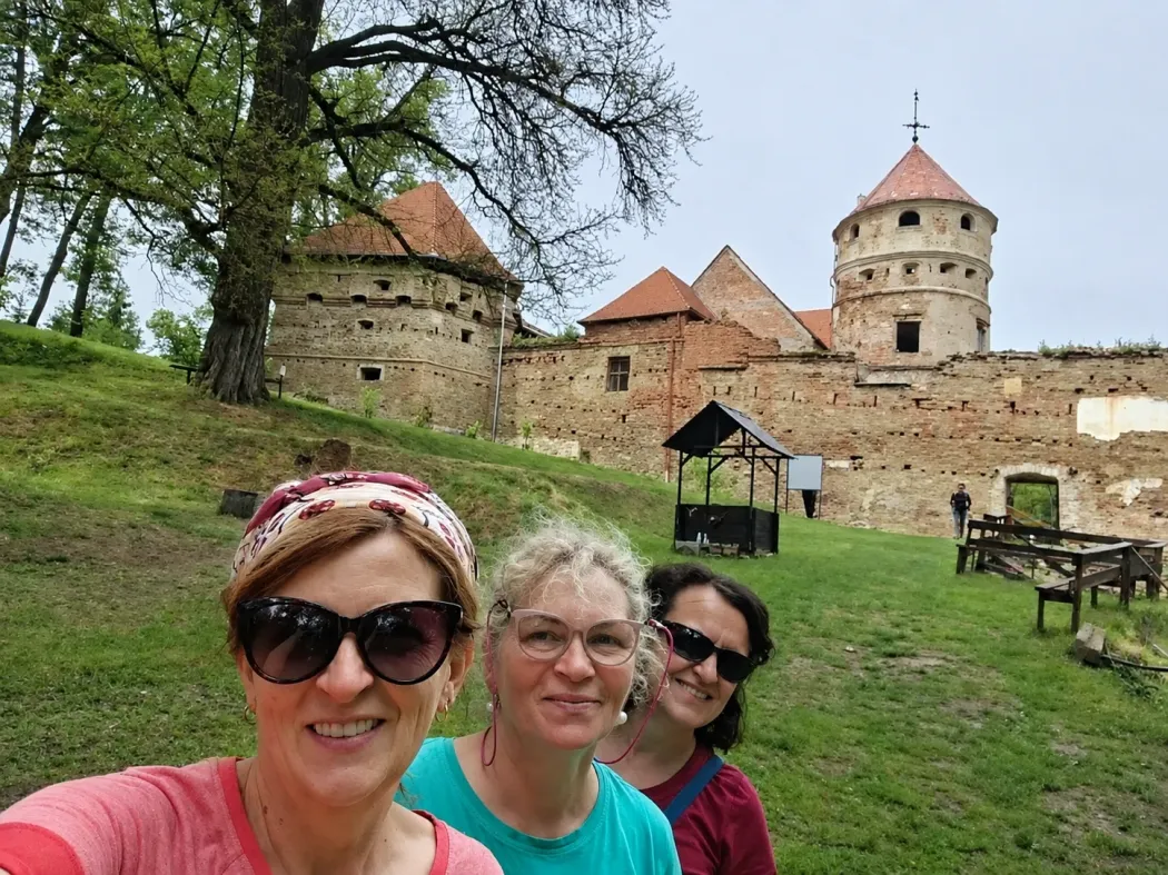 A három útitárs a keresdi kastély előtt – Fotó: a szerző archívuma