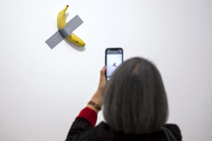 Maurizio Cattelan olasz művész Komédiás című műve a Pompidou Központban – Fotó: Jean-Christophe Verhaegen / AFP
