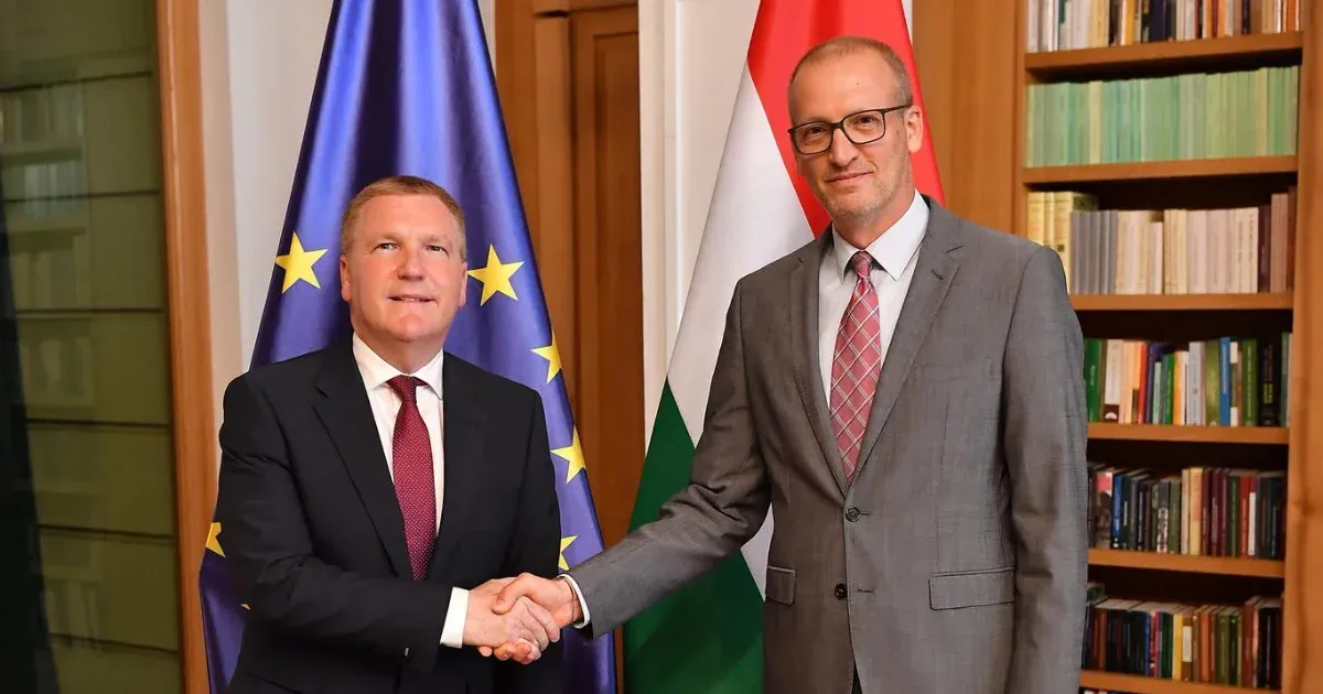 A kampányígéret ellenére folytatódik a közmédia hírszolgáltatása.