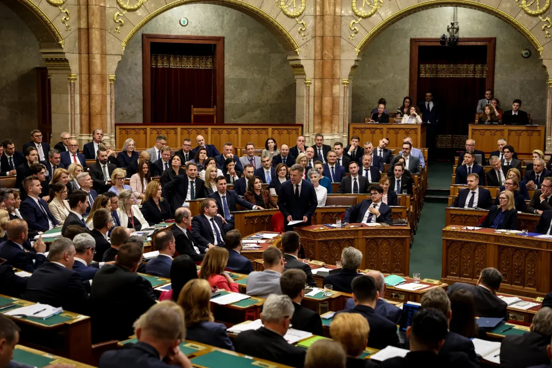 Magyar Péter a parlamentben akarja végleg megroppantani a Fideszt