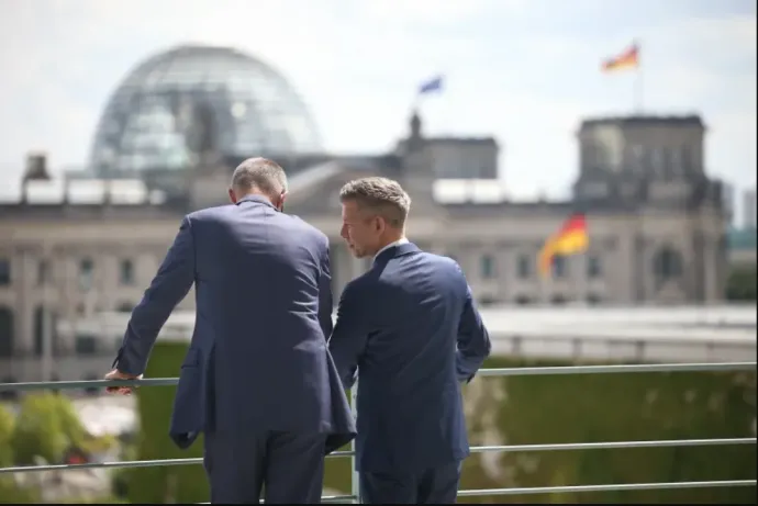German Chancellor Friedrich Merz and Prime Minister Péter Magyar on the balcony of the Chancellor's Office in Berlin on June 2, 2026 – Photo: Christian Marquardt / Reuters