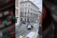 Csehek verték össze a taxival ütköző sofőrt a VI. kerületben