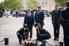 Magyar Péter Párizsban koszorúzott, délután Emmanuel Macronnal találkozik