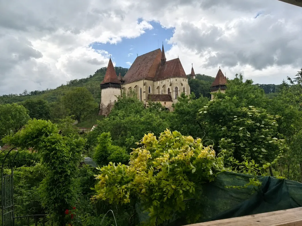 Kilátás a szállásról a berethalomi erődtemplomra. Bármennyire is elteltünk az utóbbi napokban az erődtemplomok látványával, azért ezt nem győztük magunkba szívni – Fotó: a szerző archívuma