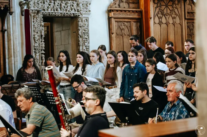Kele Brigitta szoprán a zenekar és énekkar tagjaival a próbákon – Fotó: Thiera Vision / Visszhang-kórus, Facebook-oldal