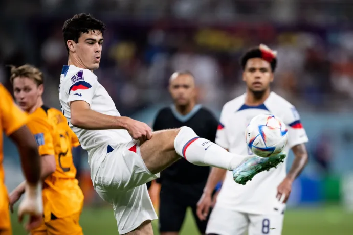 Gio Reyna a hollandok elleni nyolcaddöntőben a 2022-es katari vb-n – Fotó: Marvin Ibo Guengoer / GES Sportfoto / Getty Images