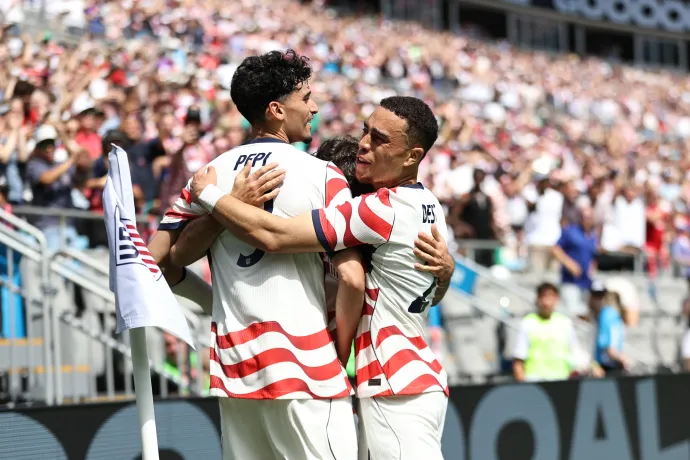 Pepi és Dest ölelik Pulisicet a Szenegál elleni gólja után a charlotte-i stadionban 2026- május 31-én – Fotó: Omar Vega / USSF / Getty Images