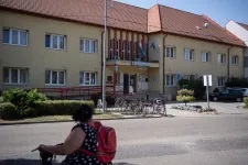 Ha a helyi szintekhez viszonyítunk, sok helyen tényleg túl magasak a polgármesteri fizetések