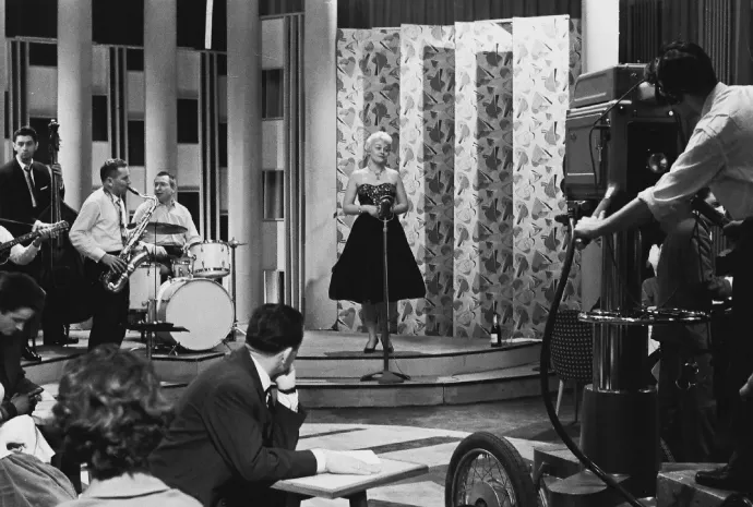 Kovács Erzsi az MTV stúdiójában 1963-ban – Fotó: Rádió és Televízió Újság / Fortepan