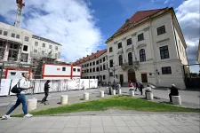 Szerszám esett egy járókelő fejére a Karmelitánál, a Fidesz a kordon visszaállítását követeli Magyar Pétertől