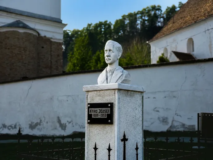 Nyirő József szobra szülőfalujában, a Brassó megyei Székelyzsomboron – Fotó: Sántha Imre Géza
