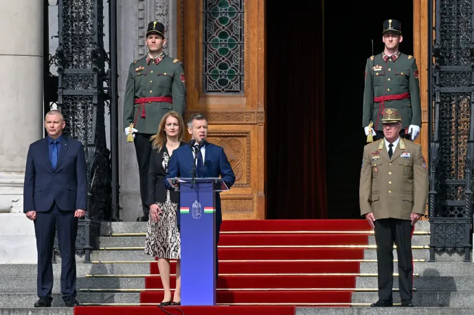 Ruszin-Szendi Romulusz honvédelmi miniszter, Forsthoffer Ágnes, az Országgyűlés elnöke, Magyar Péter miniszterelnök és Sándor Zsolt vezérezredes, a Honvéd Vezérkar főnöke a nemzeti összetartozás napja alkalmából Magyarország lobogójának ünnepélyes felvonásán a Kossuth Lajos téren 2026. június 4-én – Fotó: Máthé Zoltán / MTI
