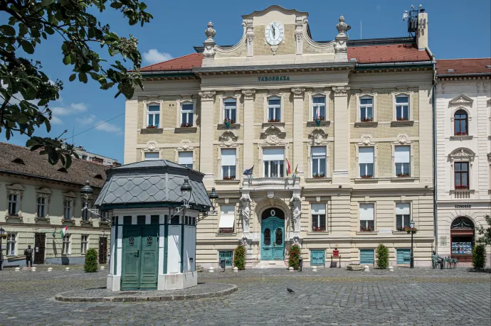 Újabb politikusokat gyanúsítottak meg az óbudai korrupciós ügyben, nyolc gyanúsított letartóztatását indítványozza az ügyészség
