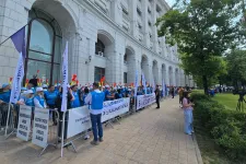 A pénzügyi alkalmazottak egész napra beszüntették a munkát, a mentősök még csak készülnek történetük legnagyobb tiltakozására