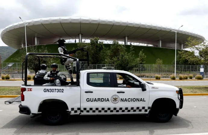 A nemzeti gárda fegyveresei járőröznek a mexikói Zapopanban, a Guadalajara stadion környékén – Fotó: Ulises Ruiz / AFP