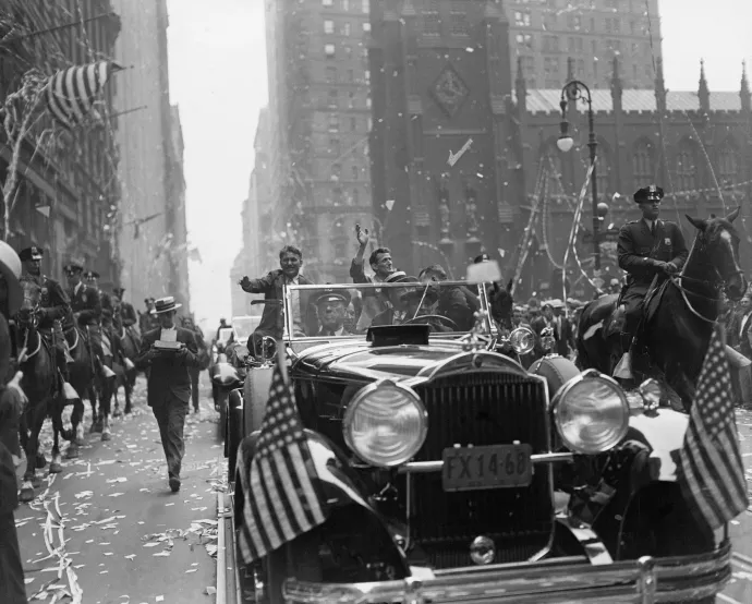 Ünnepség Harold Gatty navigátor és Wiley Post pilóta első földkerülő repülése alkalmából, New Yorkban, 1931-ben – Fotó: Bettmann / Getty Images