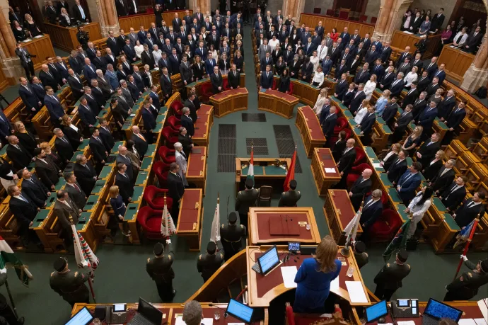 Négy vizsgálóbizottság tagjait is megválasztja hétfőn a parlament