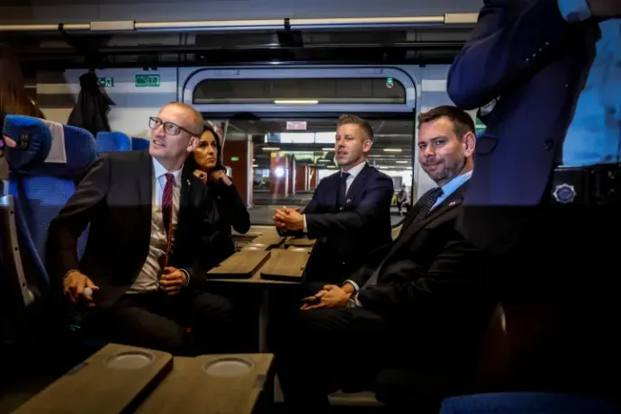 Zoltán Tarr, Anita Orbán, Péter Magyar, and Dávid Vitézy on the train from Kraków to Warsaw on May 19, 2026 – Photo: István Huszti / Telex